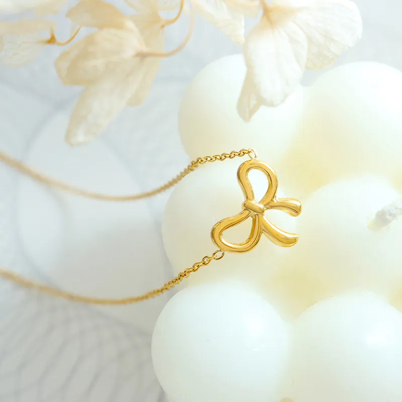 Charming Bow Pendant Necklace